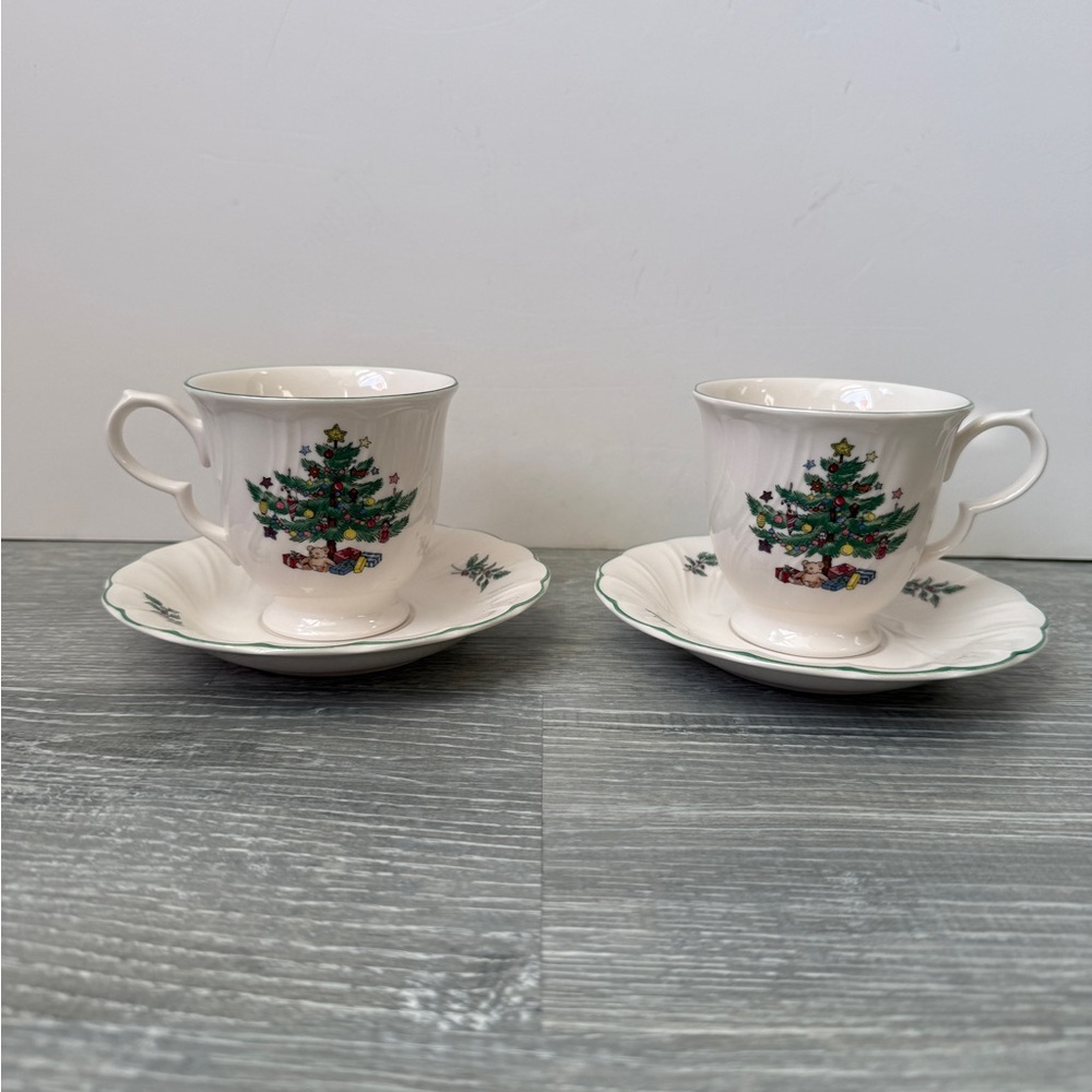 Vintage NIKKO Happy Holidays 
2 cups and saucers